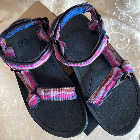 New Teva Hurricane sandals - Picture 5 of 7